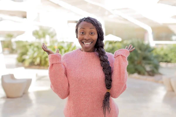 Afro Güzel Siyah Kadın Mutlu Heyecanlı Görünüyor Beklenmedik Bir Sürprizle — Stok fotoğraf