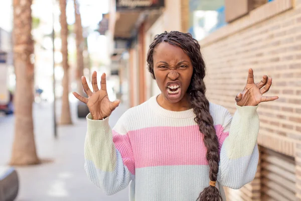Afro Söt Svart Kvinna Skriker Panik Eller Ilska Chockad Livrädd — Stockfoto