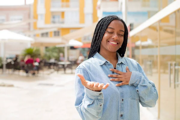 Afro Güzel Siyah Kadın Mutlu Aşık Bir Eli Kalbinin Yanında — Stok fotoğraf