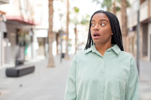 Afro Bonita Mujer Negra Sintiéndose Sorprendido Sorprendido Mirando Para Copiar —  Fotos de Stock