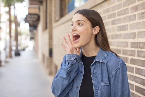 Mladá Hezká Žena Profil Pohled Vypadá Šťastně Vzrušeně Křičí Volá — Stock fotografie