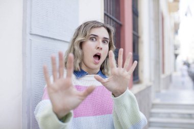 Güzel bir kadın korkmuş hissediyor, korku ve panik içinde geri çekiliyor ve bir kabusa tepki veriyor.