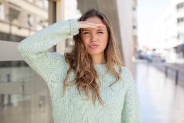 Güzel İspanyol bir kadın kameraya askeri bir selamlama ile selam veriyor onur ve vatanseverlik adına, saygı gösteriyor.