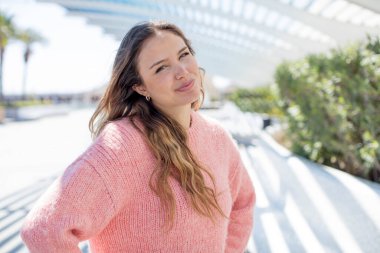 Güzel İspanyol bir kadın gururlu, kendinden emin, havalı, küstah ve kibirli görünüyor. Başarılı hissediyor.