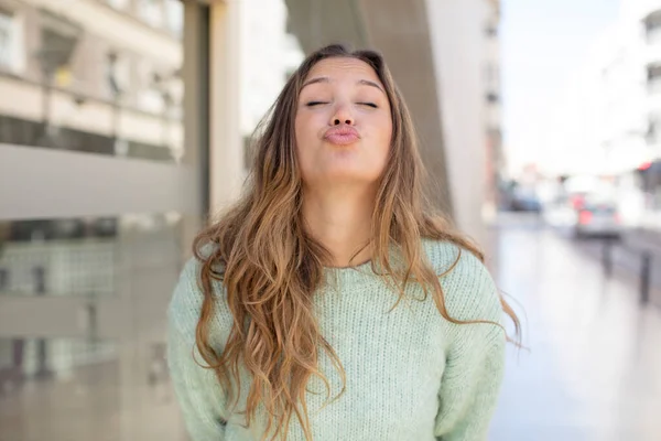 Όμορφη Ισπανίδα Γυναίκα Πιέζοντας Χείλη Μαζί Ένα Χαριτωμένο Διασκεδαστικό Ευτυχισμένη — Φωτογραφία Αρχείου