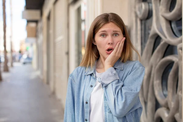 Pretty Young Woman Feeling Shocked Astonished Holding Face Hand Disbelief — Stock Photo, Image