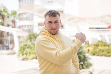 Yakışıklı adam mutlu, pozitif ve başarılı, para konsepti ve iyi sonuçları kutluyor.