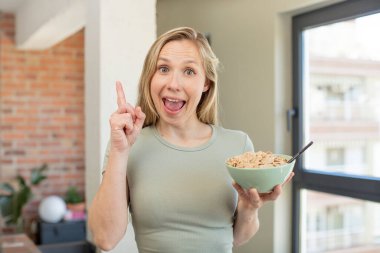 Bir fikri fark ettikten sonra mutlu ve heyecanlı bir dahi gibi hissediyorum. kahvaltı kavramı