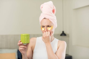 Korkmuş, endişeli ya da kızgın hissediyorum. güzellik tedavi kavramı