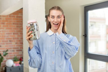 İnanılmaz bir şey karşısında mutlu ve şaşkın hissediyorum. Dolar banknotları konsepti