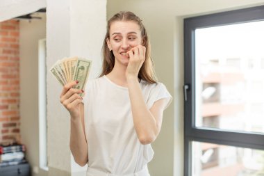 Korkmuş, endişeli ya da kızgın hissediyorum. Dolar banknotları konsepti