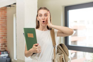 Son derece şaşkın ve şaşırmış hissediyorum. üniversite öğrencisi