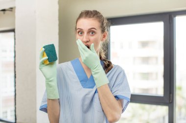 Ağzını eliyle kapatmış ve şok olmuş ya da şaşırmış bir ifade. kahya konsepti