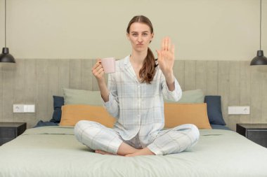 Avuç içinin açık durduğunu gösteren ciddi bir hareket. yatak zamanı konsepti