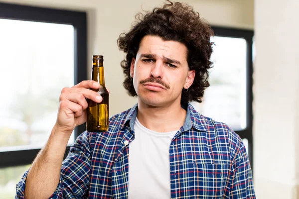 Joven Hombre Guapo Con Una Cerveza Casa Interior — Foto de Stock