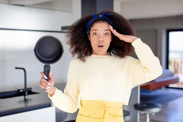 Csinos Afro Fekete Néz Boldog Meglepett Meglepett Home Chef Koncepció — Stock Fotó