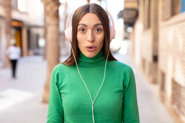 Sentirsi Estremamente Scioccato Sorpreso Ascoltare Musica Con Cuffie — Foto Stock