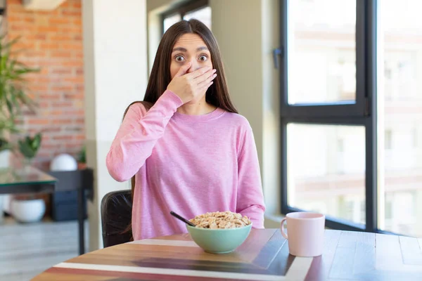 Täcka Munnen Med Hand Och Chockad Eller Förvånad Uttryck Frukostkoncept — Stockfoto