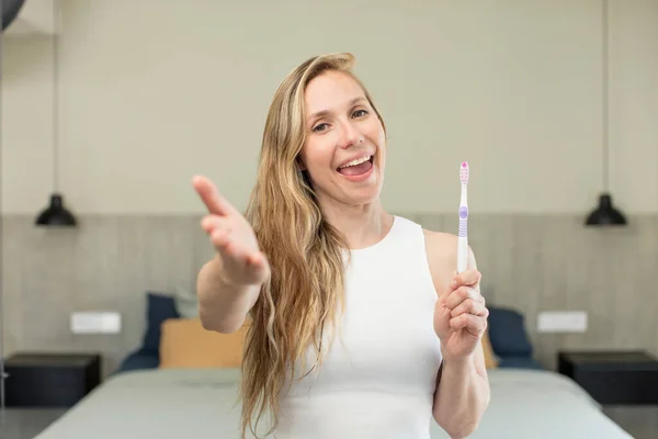 Smiling Happily Offering Showing Concept Toothbrush Concept — Stock Photo, Image
