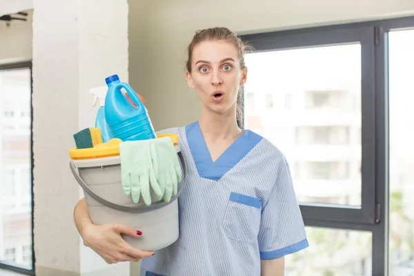 Merasa Sangat Terkejut Dan Terkejut Konsep Housekeeper — Stok Foto