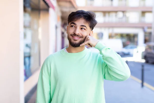 Junger Gutaussehender Mann Lächelt Fröhlich Und Zeigt Die Kamera Während — Stockfoto