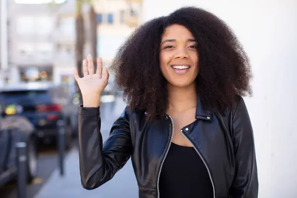 Afrikaans Amerikaanse Mooie Vrouw Glimlachend Gelukkig Vrolijk Zwaaiende Hand Verwelkomen — Stockfoto