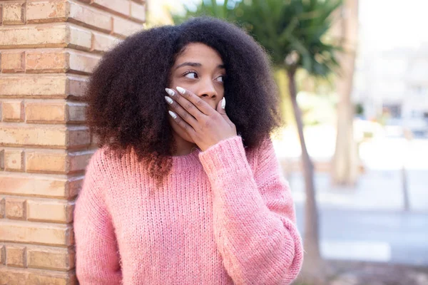 Afrikanska Amerikanska Vackra Kvinna Täcker Munnen Med Händer Med Chockad — Stockfoto