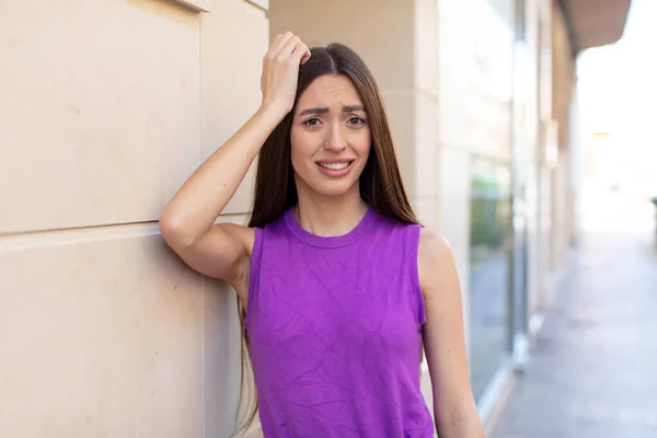 Genç Güzel Bir Kadın Kendini Stresli Endişeli Endişeli Korkmuş Hissediyor — Stok fotoğraf