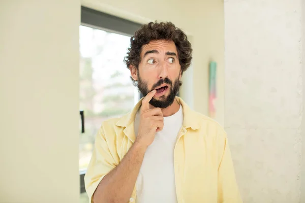 Jovem Homem Barbudo Louco Com Olhar Surpreso Nervoso Preocupado Assustado — Fotografia de Stock