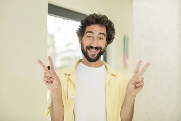 Jonge Gekke Bebaarde Man Glimlachend Kijkend Gelukkig Vriendelijk Tevreden Gebaren — Stockfoto
