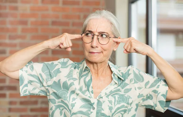 Starsza Piękna Kobieta Czuje Się Zdezorientowana Lub Wątpi Koncentrując Się — Zdjęcie stockowe