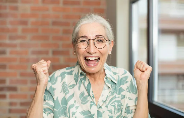 Senior Ładna Kobieta Czuje Się Zszokowany Podekscytowany Szczęśliwy Śmiejąc Się — Zdjęcie stockowe