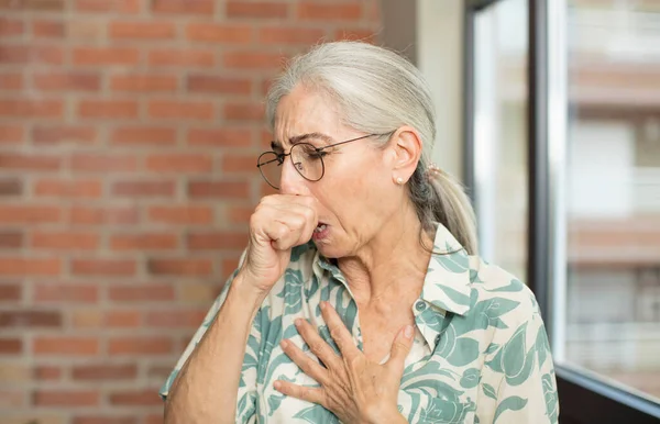 Wanita Cantik Senior Merasa Sakit Dengan Sakit Tenggorokan Dan Gejala — Stok Foto