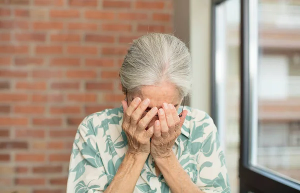 Yaşlı Güzel Bir Kadın Üzgün Hayal Kırıklığına Uğramış Gergin Depresif — Stok fotoğraf