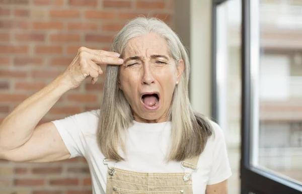 Starší Hezká Žena Vypadá Nešťastně Stresu Sebevražedné Gesto Dělat Zbraň — Stock fotografie