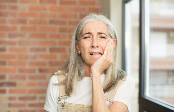 Yaşlı Güzel Bir Kadın Yanağını Tutuyor Ağrılı Bir Diş Ağrısı — Stok fotoğraf