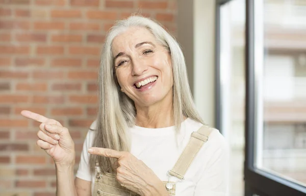 Seniorka Hezká Žena Vesele Usmívá Ukazuje Kopírování Prostoru Dlani Boku — Stock fotografie