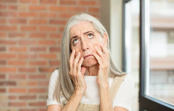 Starší Hezká Žena Cítí Šok Strach Vypadá Znuděný Rukama Tvářích — Stock fotografie