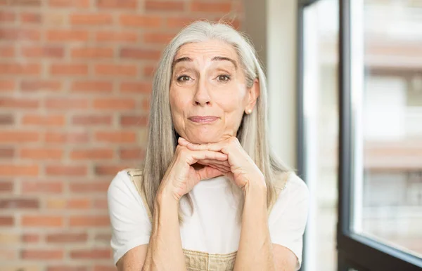 Senior Hübsche Frau Glücklich Und Aufgeregt Überrascht Und Erstaunt Kichernd — Stockfoto