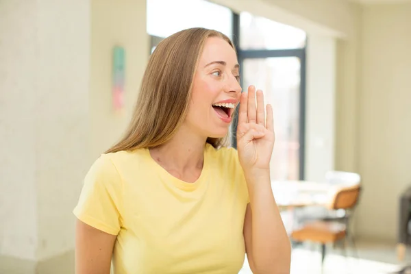 Pretty Blond Woman Profile View Looking Happy Excited Shouting Calling — Stock Photo, Image