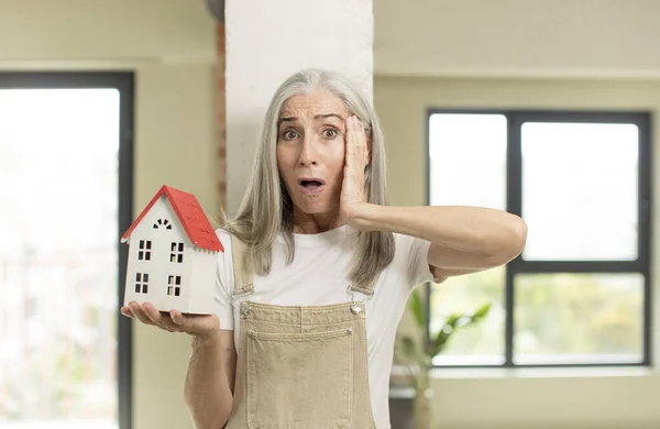 Pretty Senior Woman Feeling Extremely Shocked Surprised House Model — Stock Photo, Image
