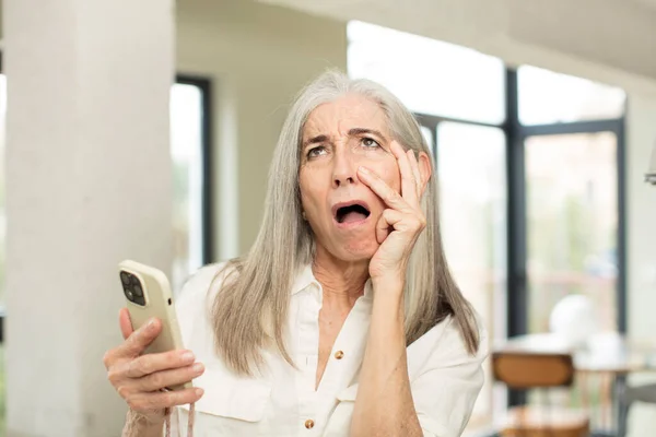 Pěkná Starší Žena Znuděná Frustrovaná Ospalá Únavě Koncepce Smartphonu — Stock fotografie