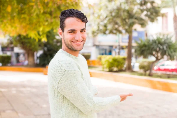 Молодий Іспаномовний Чоловік Відчуває Себе Щасливим Веселим Посміхаючись Вітаючи Запрошуючи — стокове фото