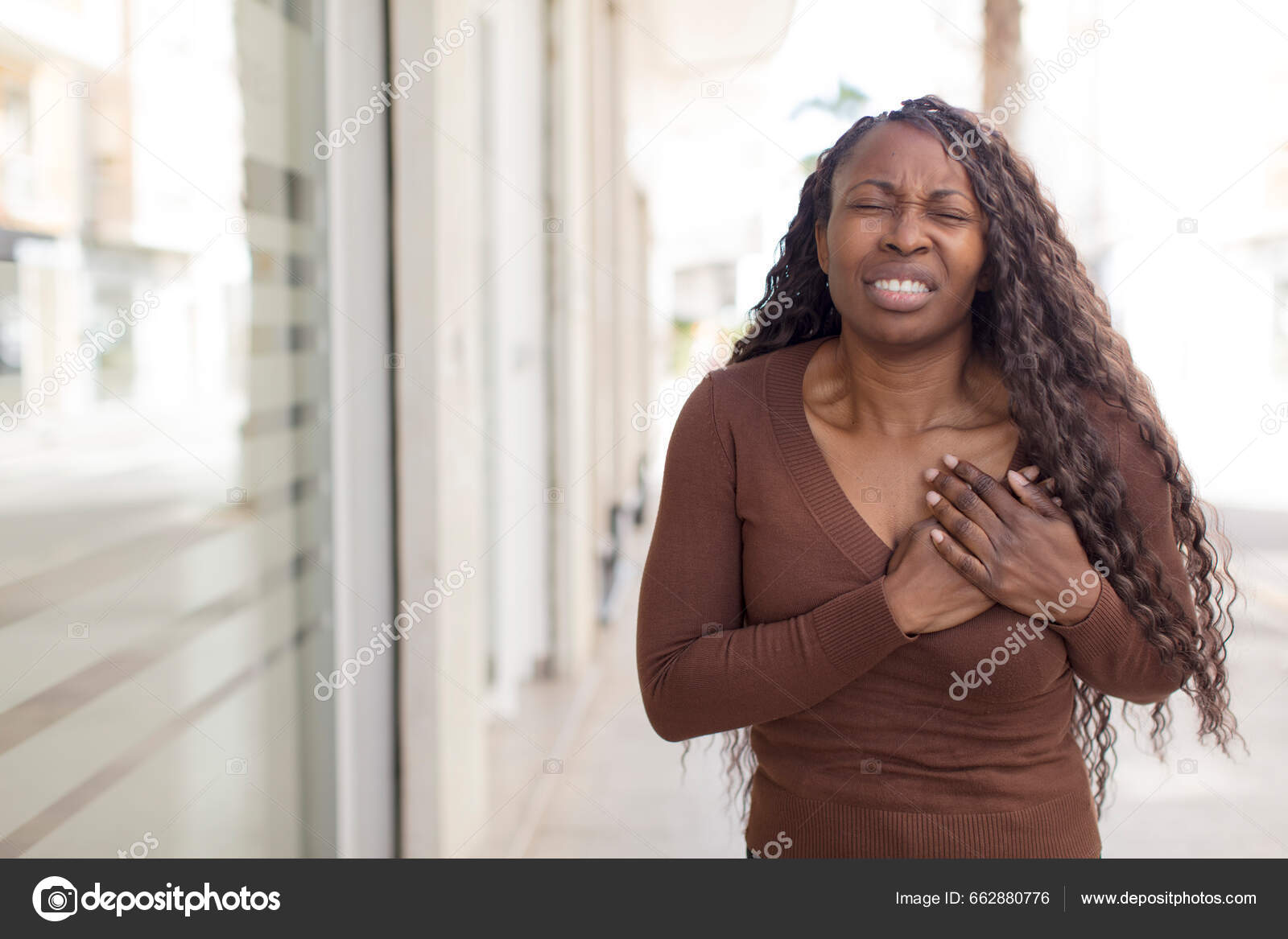 Perfil de rosto de mulher negra detalhada com coração partido