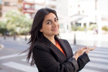 Güzel bir kadın kendini mutlu ve neşeli hissediyor, gülümsüyor ve seni hoş karşılıyor, seni dostça bir jestle içeri davet ediyor.