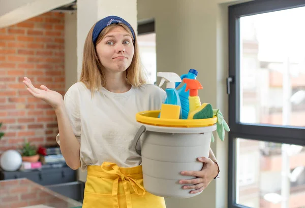 Jonge Mooie Vrouw Shrugging Zich Verward Onzeker Voelen Huishoudster Concept — Stockfoto