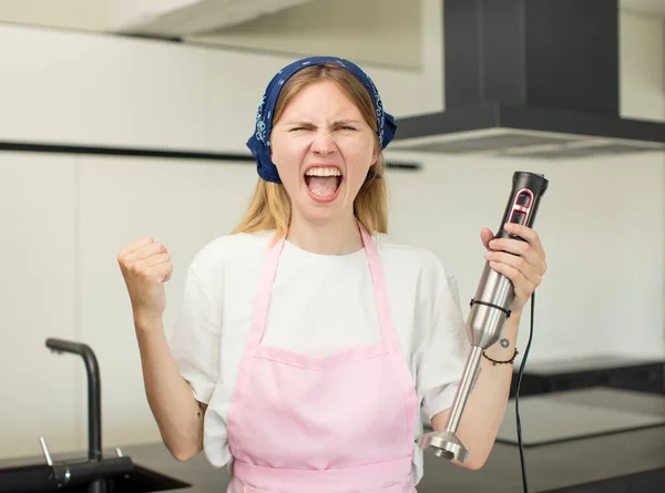 Jonge Mooie Vrouw Kijkt Boos Geïrriteerd Gefrustreerd Chef Kok Hand — Stockfoto