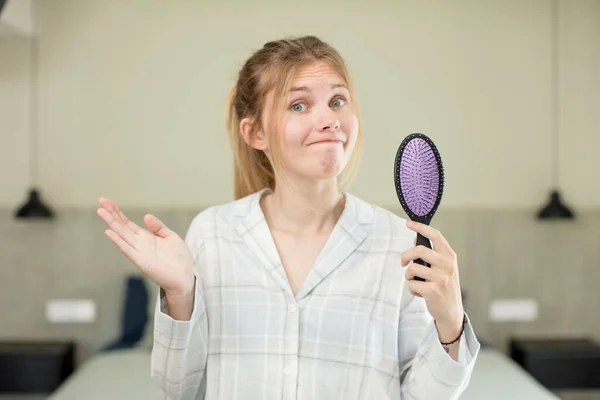 Young Pretty Woman Shrugging Feeling Confused Uncertain Hair Comb Concept — Stock Photo, Image