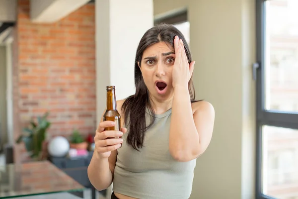 Mujer Joven Que Siente Muy Sorprendido Sorprendido Botella Cerveza — Foto de Stock