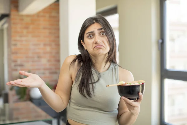 Jonge Vrouw Die Haar Schouders Ophalen Zich Verward Onzeker Voelen — Stockfoto